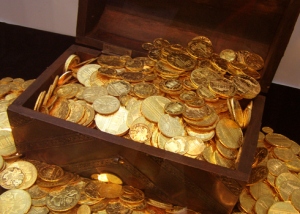 gold-coin-wooden-box